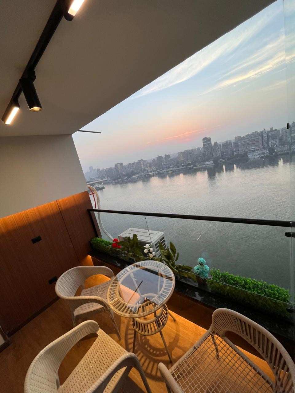 إطلالة بانورامية ساحرة من بلكونة شقة فندقية فاخرة. إطلالة بانورامية ساحرة من بلكونة شقة فندقية فاخرة.