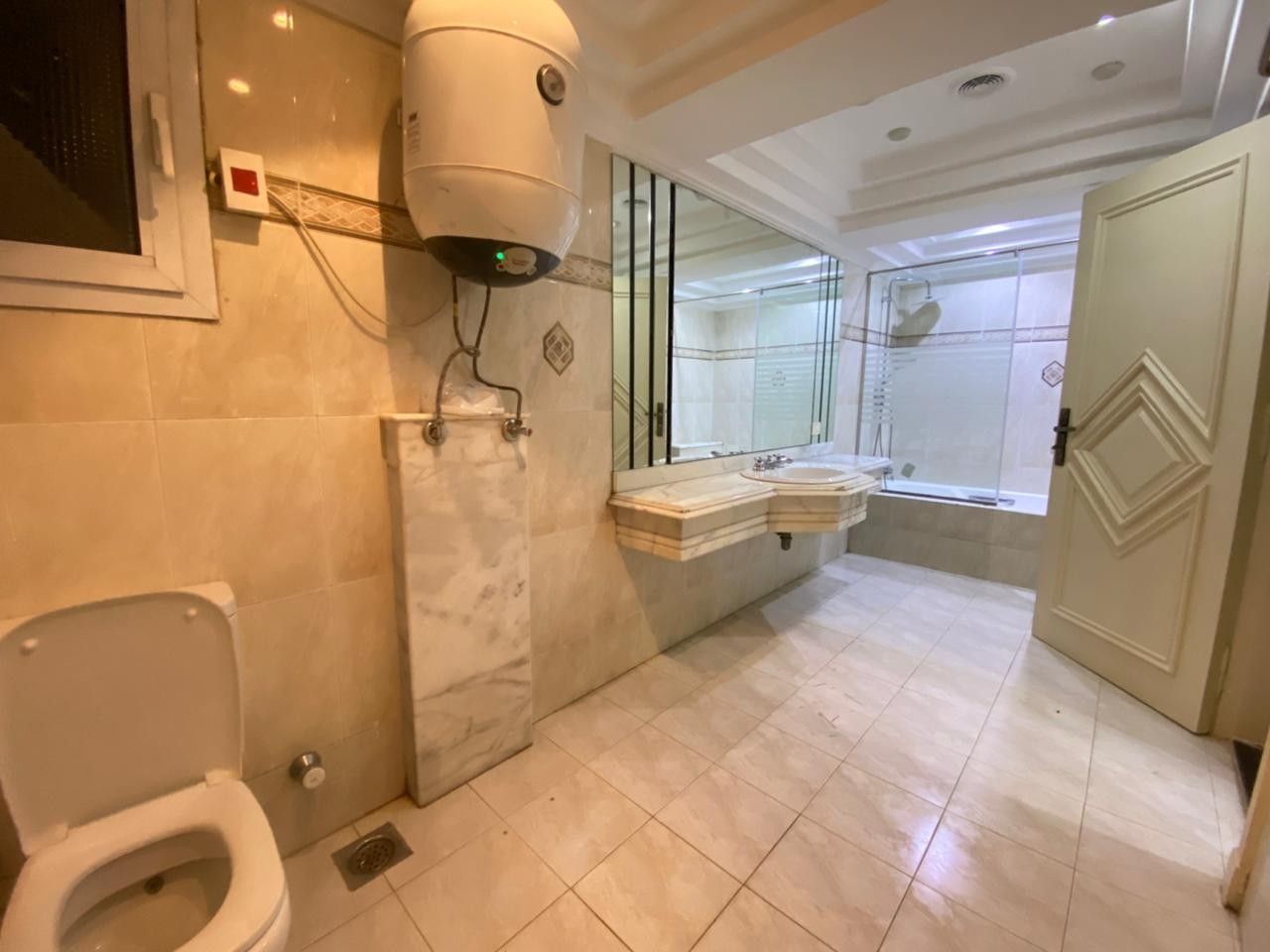 حمام بتصميم مودرن داخل شقة فندقية في المنيل. حمام بتصميم مودرن داخل شقة فندقية في المنيل.