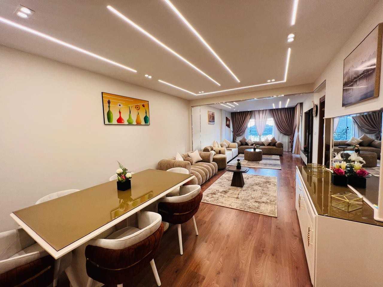 صالة جلوس واسعة في شقق فندقية القاهرة بتصميم عصري. صالة جلوس واسعة في شقق فندقية القاهرة بتصميم عصري.