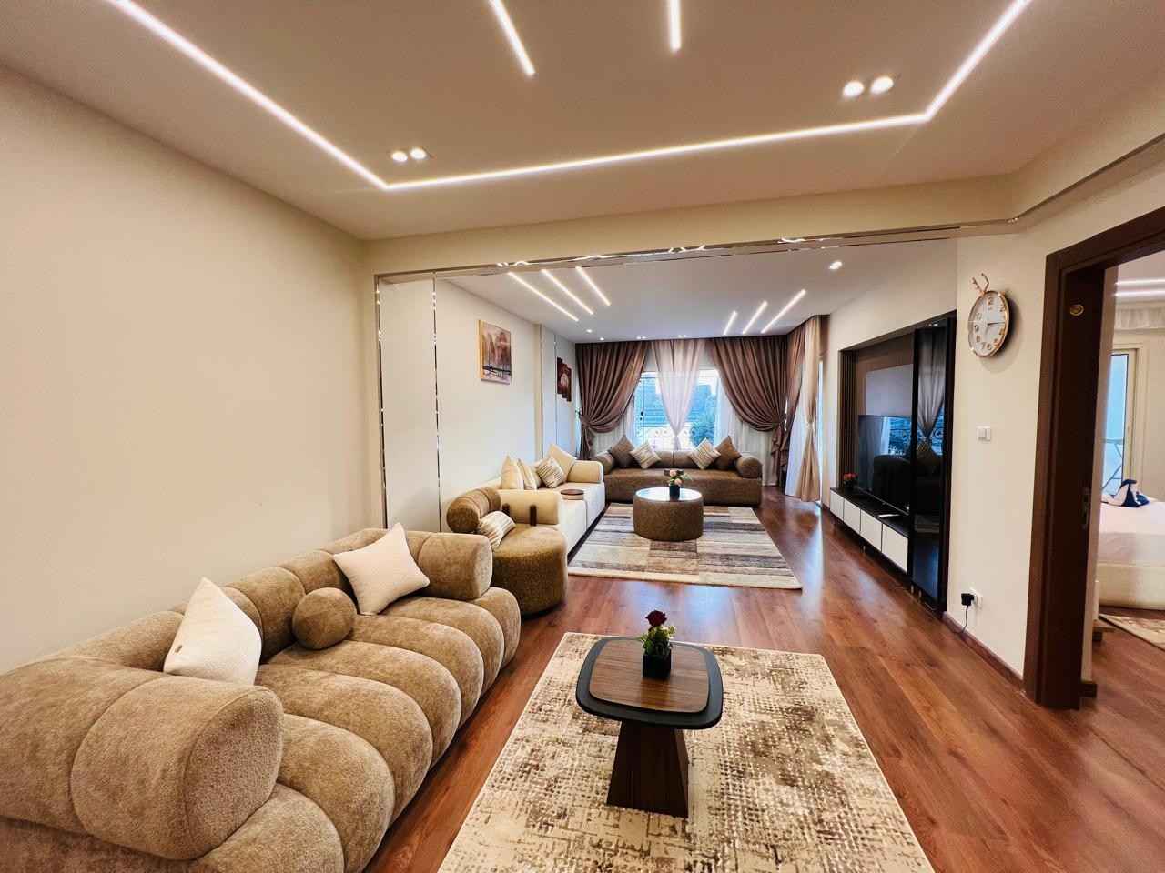 غرفة معيشة مجهزة بشاشة تلفاز حديثة ضمن شقق فندقية القاهرة. غرفة معيشة مجهزة بشاشة تلفاز حديثة ضمن شقق فندقية القاهرة.