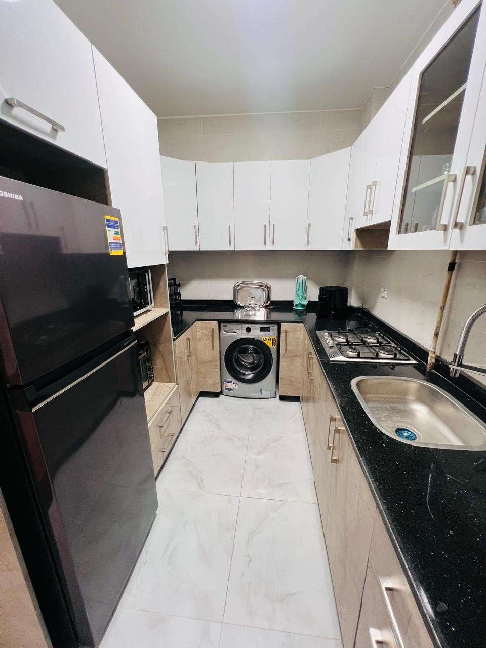 مطبخ مجهز بالكامل بأجهزة حديثة داخل شقق فندقية القاهرة. مطبخ مجهز بالكامل بأجهزة حديثة داخل شقق فندقية القاهرة.