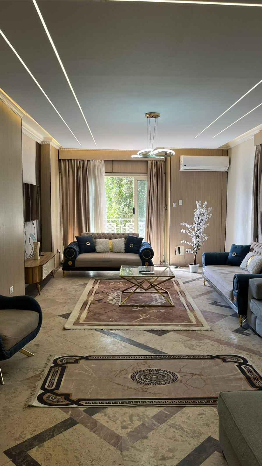 صالة في شقة 4 غرف في المنيل على النيل مباشرة